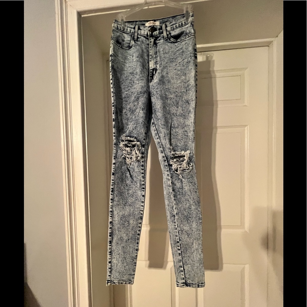 Vibrant MIU Knee Cut Denim Jeans. Acid Wash High Rise Skinny Jeans. Size 7
